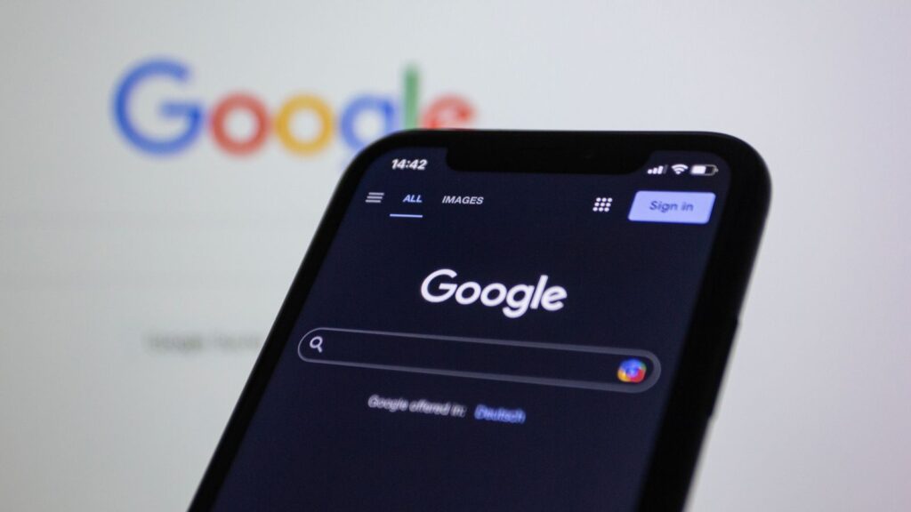Смартфон с търсачката Google на екрана — SEO и AI търсене