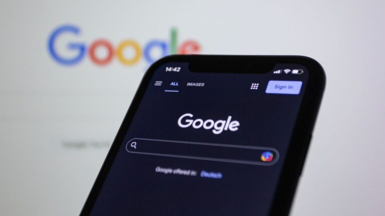 Смартфон с търсачката Google на екрана — SEO и AI търсене